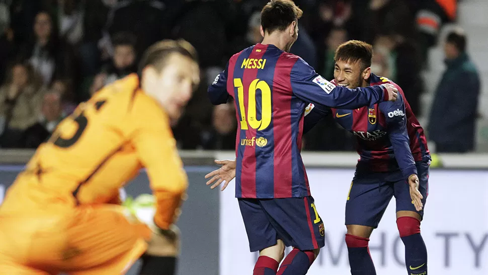 VENGA ESE ABRAZO. Neymar y Messi fueron una pesadilla para Elche. REUTERS
