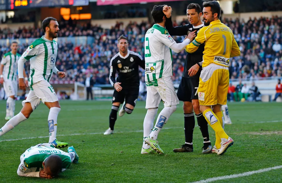 CALIENTE. Ronaldo golpeó a dos rivales y vio la tarjeta roja de manera directa. REUTERS