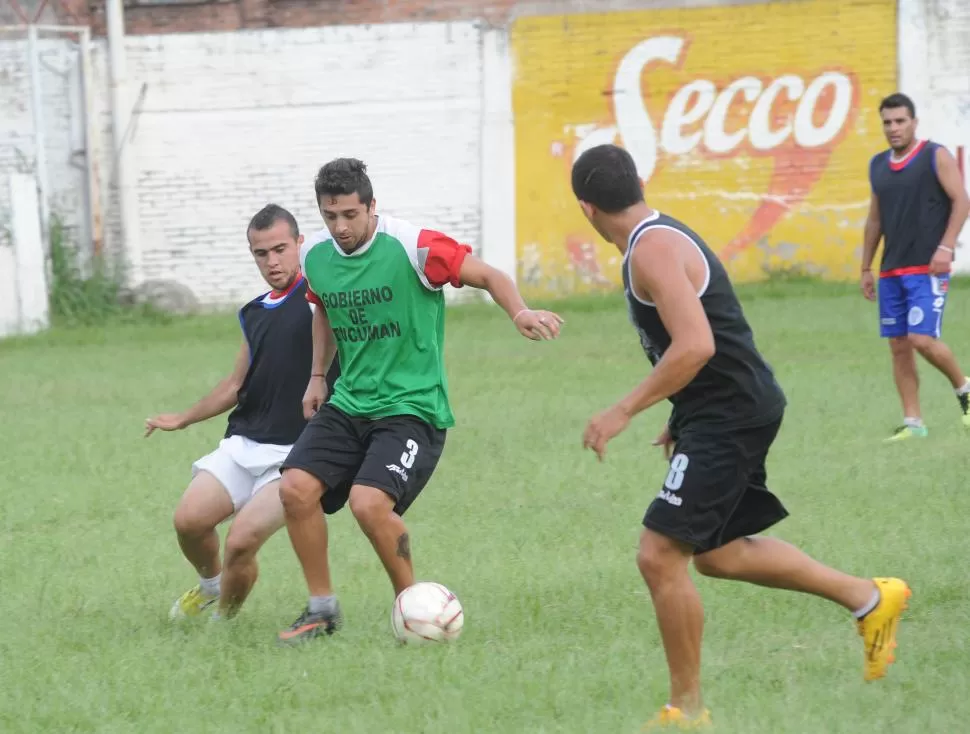 ENSAYO. Condorí y Jorge Díaz disputan la pelota durante la práctica de Sportivo Guzmán. la gaceta / fotos de héctor peralta