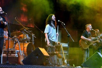 El folk rock de Arbolito hizo vibrar el cerro de los Siete Colores