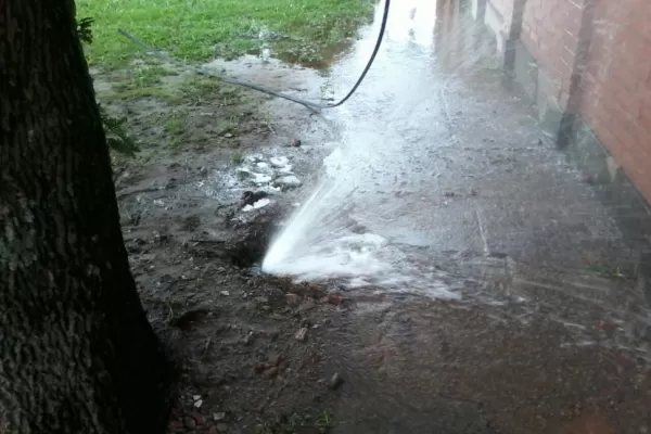 Desde hace dos semanas hay una pérdida de agua en Yerba Buena