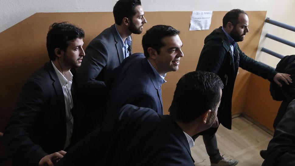 CONTIENDA. Tsipras, rodeado de sus asistentes, llega al centro de votación. REUTERS
