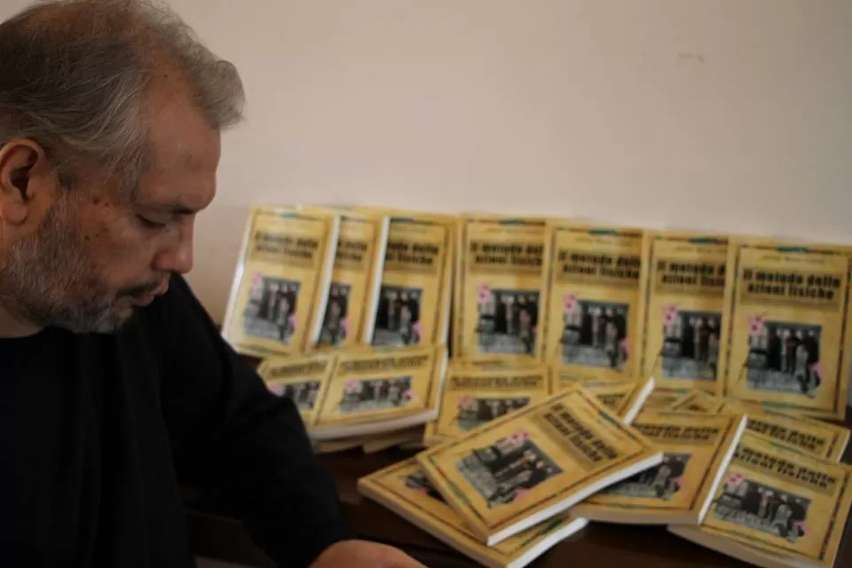EL AUTOR Y SU OBRA. El tucumano Carlos Alsina, frente a la primera edición de su libro teatral en italiano. foto gentileza de carlos alsina