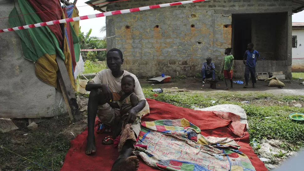 CUARENTENA. James Flomo y sus hijos están aislados en su casa de Liberia, hasta que se confirme si tienen ébola, REUTERS
