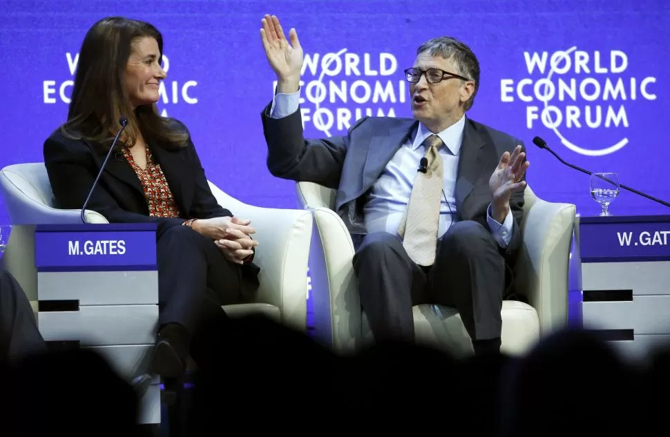 EN DAVOS. Gates y su esposa, Melinda, dieron una conferencia en el Foro. reuters