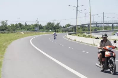 Para ahorrar unos minutos, los peatones cruzan por el medio de la autovía