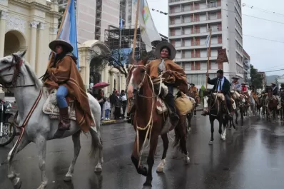 Gauchos jujeños emprendieron la Marcha Evocativa y Patriótica hacia Humahuaca