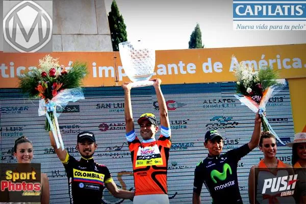 ÉXITO. Daniel Díaz levanta el trofeo que le dieron por su nueva victoria. foto del twitter de @sport_photos