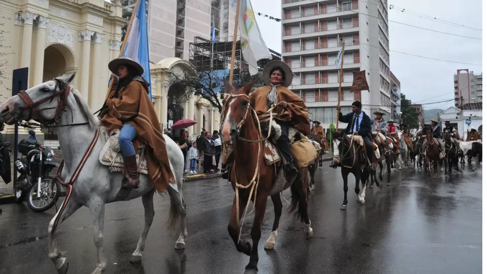 MARCHA. Numerosos jinetes a caballo partieron ayer, desde la plaza central de la capital de Jujuy. FOTO ARCHIVO