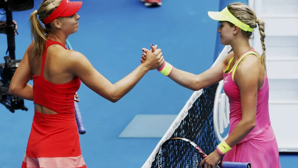 DERROCHE DE BELLEZA. Sharapova y Bouchard en el saludo al final del partido.
FOTO DE REUTERS