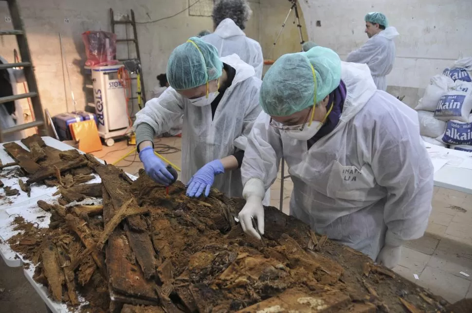 HALLAZGO. Los expertos analizan el trozo de madera encontrado en Madrid. reuters