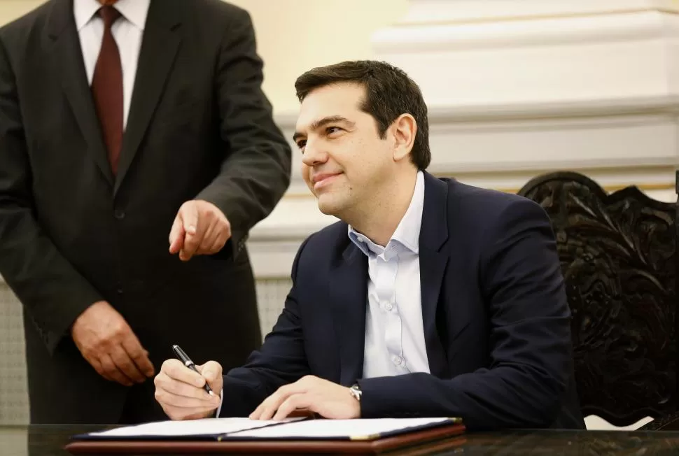 NUEVO PRIMER MINISTRO. Alexis Tsipras firma el libro protocolar, juego de prestar juramento en el cargo. reuters
