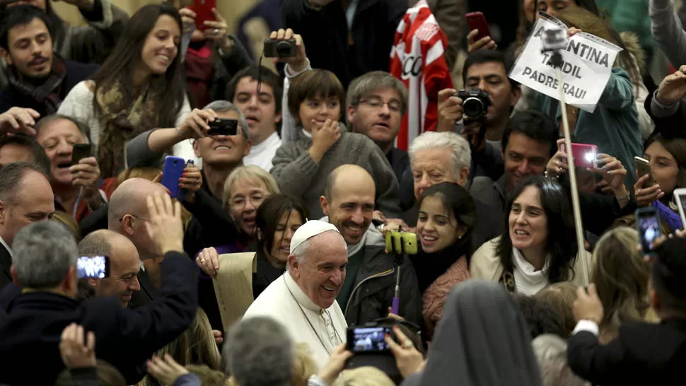 AUDIENCIA PÚBLICA. El papa Francisco instó a los padres a implicarse más en las vidas de sus hijos. REUTERS