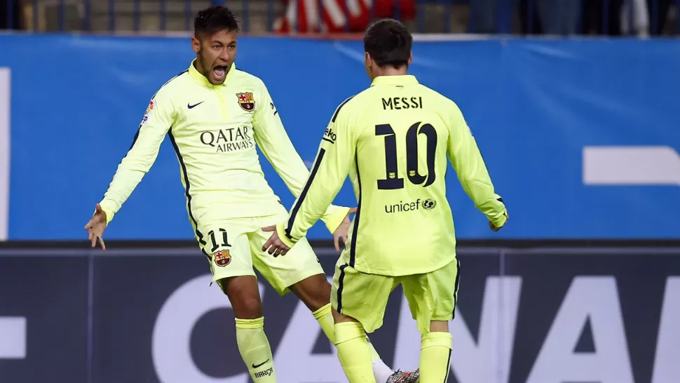 FESTEJO SUDAMERICANO. Neymar y Messi, artífices de la victoria de Barcelona, celebran el primer gol anotado por el Brasileño. REUTERS
