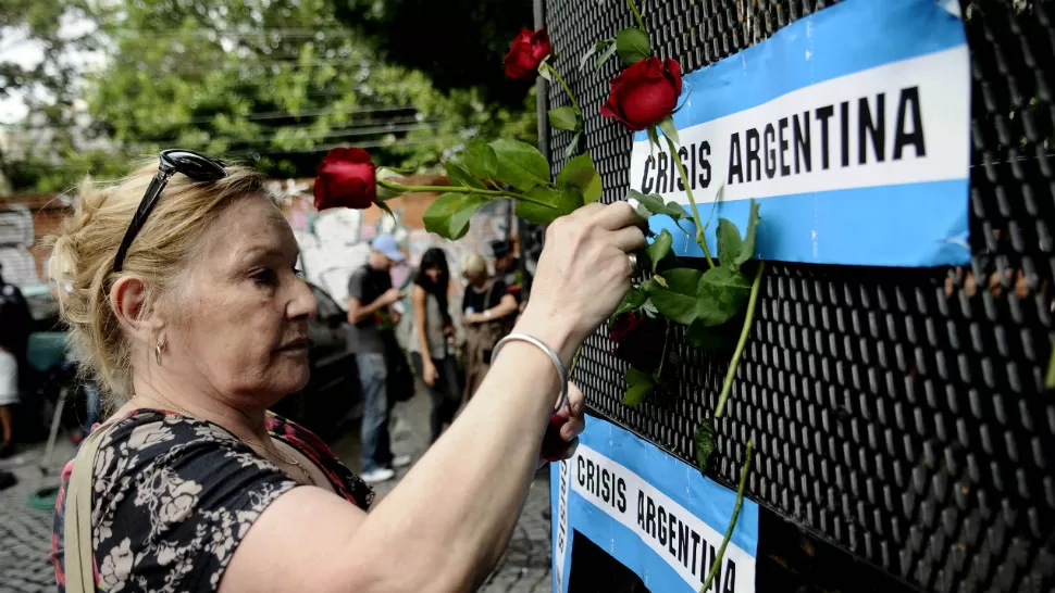DOLOR. Mucha gente se está acercando a la zona donde velan al fiscal Nisman para expresar su dolor y apoyo. DYN