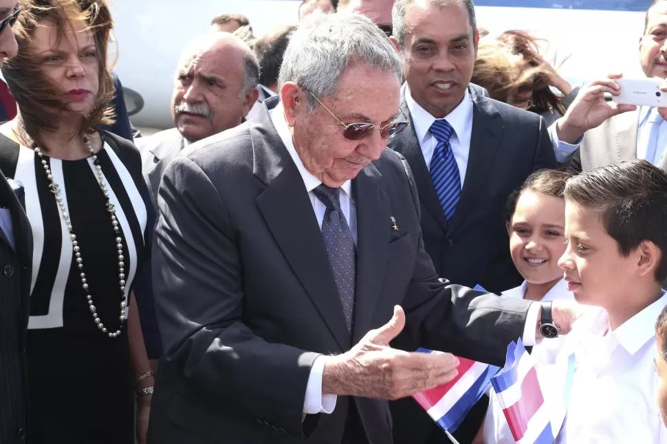 RAÚL CASTRO. El cubano fue el primer jefe de Estado del foro de concertación en arribar a suelo costarricense.  reuters 