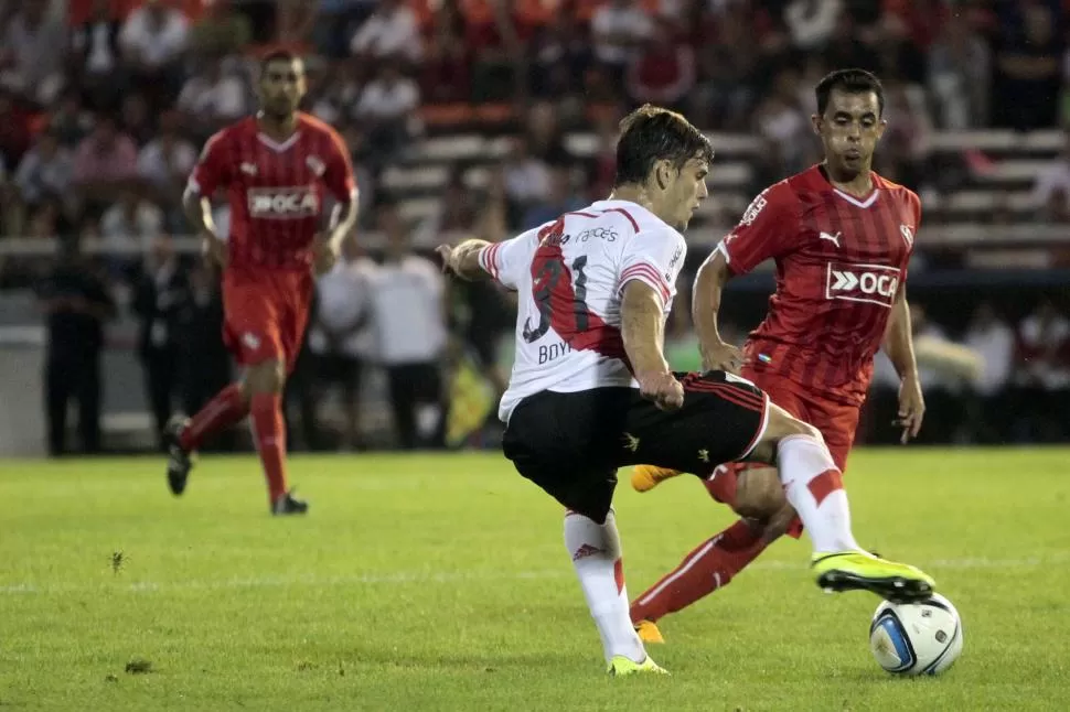 AMAGUE. Lucas Boyé, que se retiró lesionado tras el primer tiempo, intenta sacarse la marca de un rival de Independiente. telam 