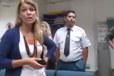 Tiró comida podrida en la distribuidora y le devolvieron la luz