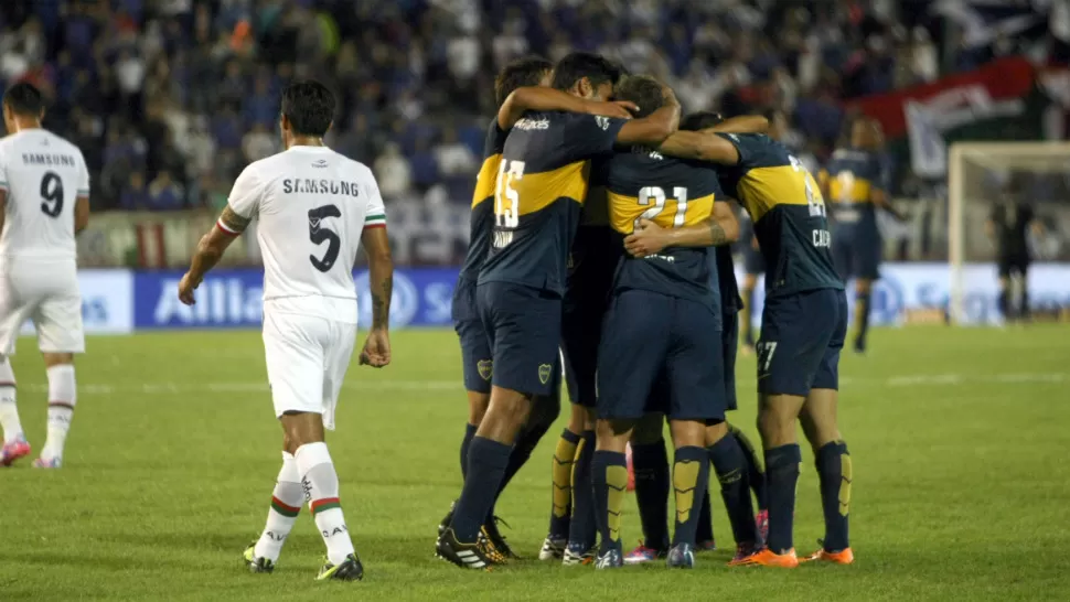 FESTEJO XENEIZE. Los jugadores de Boca celebran el gol de Colazo, ante la desazón de los de Vélez, en el partido de esta noche. DYN