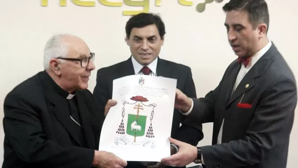 HOMENAJE. Monseñor Villalba recibe el escudo episcopal. FOTO TOMADA DE AICA.ORG