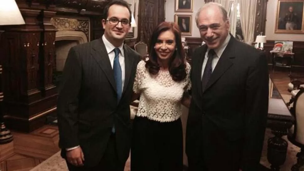 SONRISAS. Carlés (izquierda), junto a la Presidenta y al ex vocal de la Corte Eugenio Zaffaroni, a quien reemplazaría. 