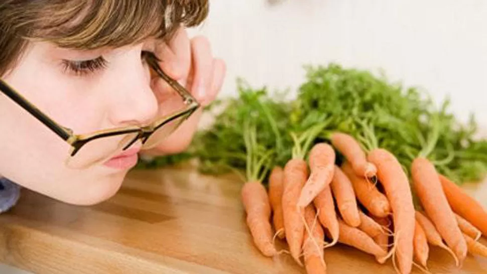 ZANAHORIA. Las verduras son una gran fuente de vitaminas que ayudan a nuestros ojos.
