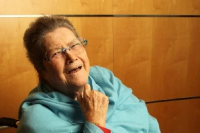 Adiós a la inolvidable autora de “EL pájaro canta hasta morir”