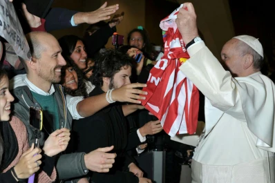 El Papa Francisco levantó la camiseta de San Martín