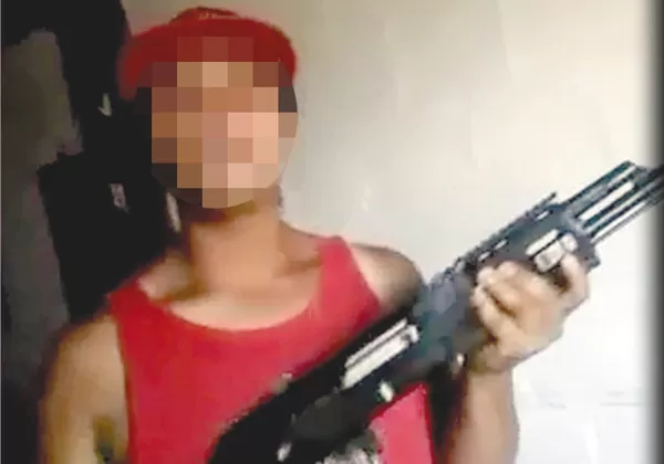 IMPACTANTE. Uno de los jóvenes se muestra manipulando el arma de guerra.  lmneuquen.com.ar