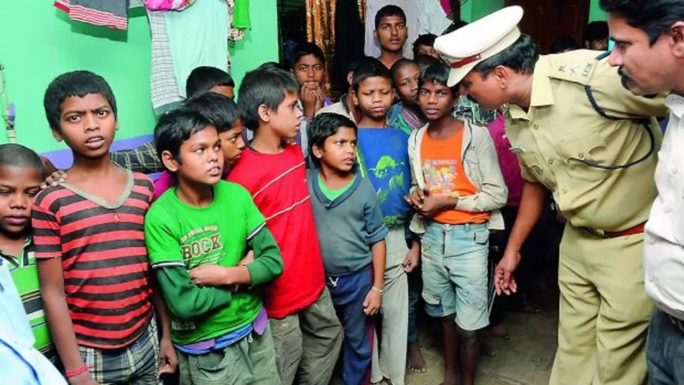 EXTREMA POBREZA. Un policía interroga al grupo de pequeños liberados. Se estima que en ese país hay 14 millones de niños víctimas de la trata. FOTO TOMADA DE DECCACHRONICLE.COM