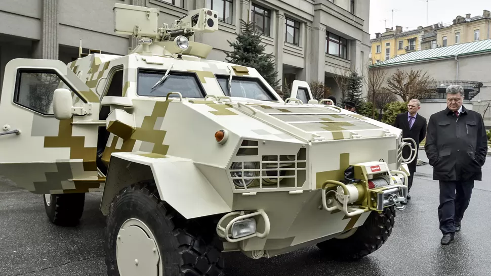 TENSIÓN. El presidente ucraniano Poroshenko pasa revista a la maquinaria de guerra. REUTERS