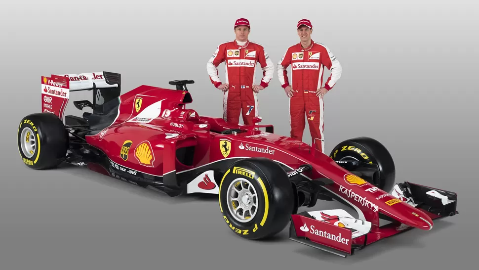 EL EQUIPO. Kimi Raikkonen y Sebastian Vettel posan junto al nuevo Ferrari. REUTERS