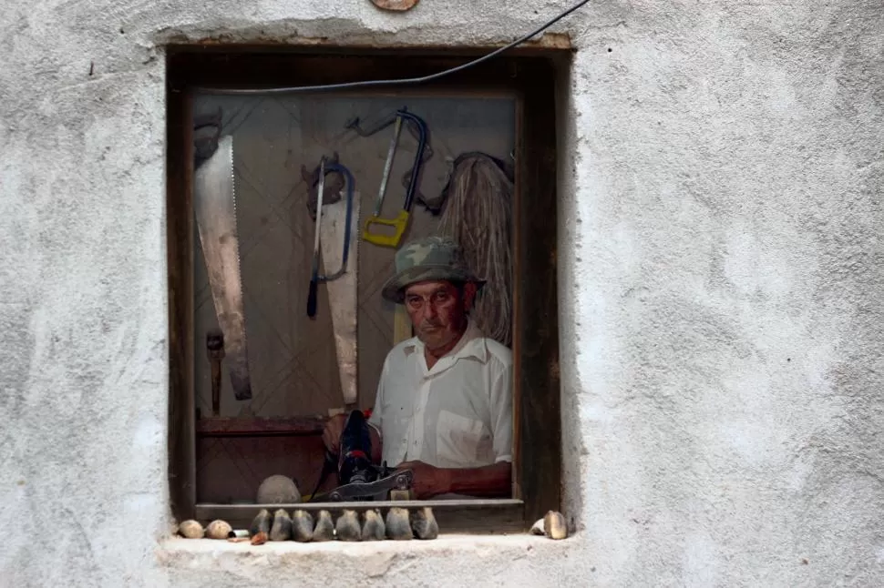 ARTESANO A TUS ARTESANÍAS. Manuel “El Ñato” Cancino mira por la ventana del taller donde ha transcurrido la mayor parte de su vida. LA GACETA/ FOTO DE ALVARO MEDINA