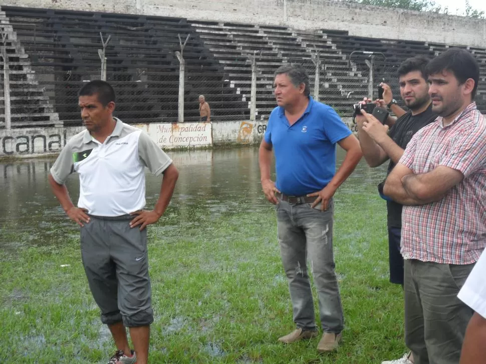 BIEN MOLESTO. El árbitro, después de haber comprobado que  campo de juego de Concepción FC estaba inundado, decidió suspender el encuentro. foto gentileza jorge díaz