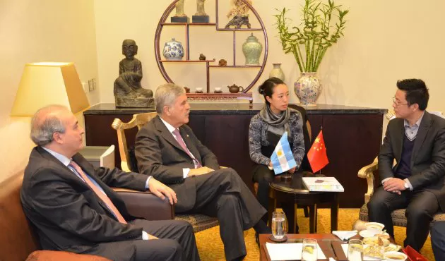 MITIN EN BEIJING. López y De Vido (izquierda) se reunieron en la capital China con el empresario Li Wenrui. obraspublicas.gov.ar