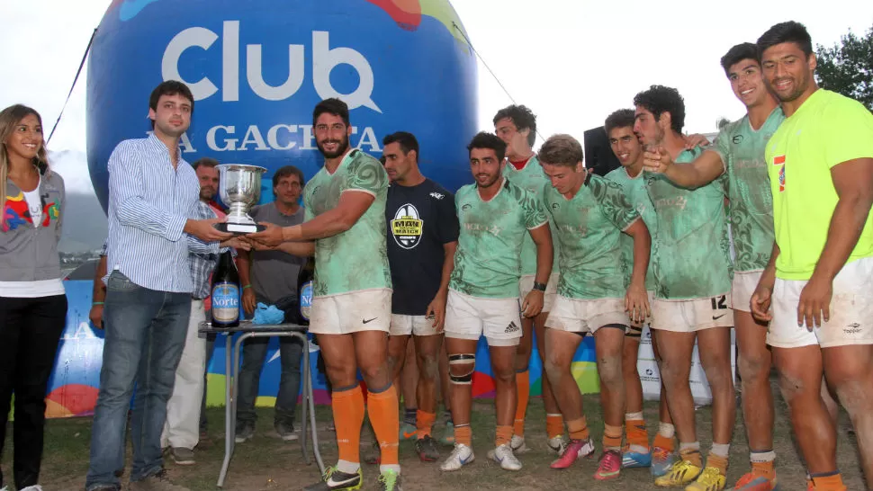 OBJETO DE DESEO. Los jugadores de la naranja de juego reducido reciben la Copa Club LA GACETA. (FOTO DE PAULA CARLINO)