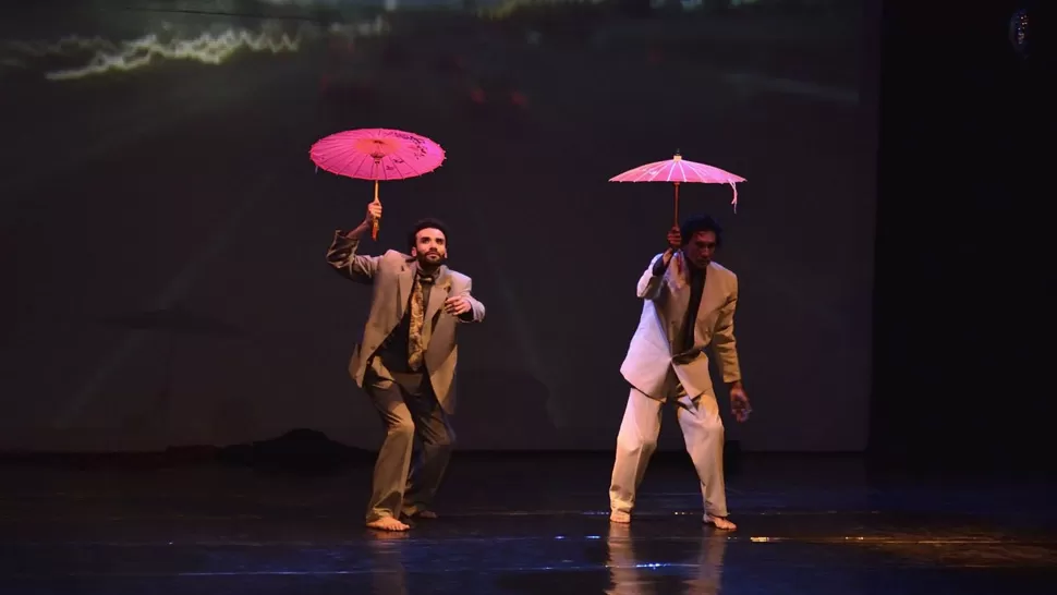 VIAJE HACIA ADENTRO Y HACIA AFUERA. “Tres x tres (renacer)” es una obra catamarqueña de teatro danza con Hugo Velárdez y Juan Pablo Tapia. foto gentileza de hugo velardez