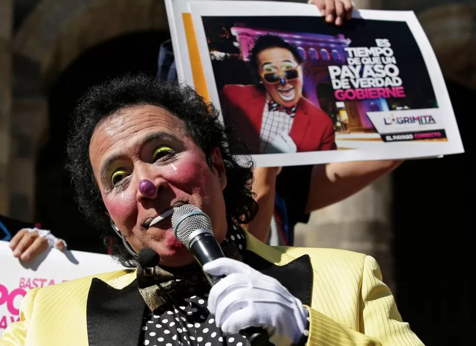 CAMPAÑA. Vestido de payaso, “Lagrimita” pide que lo voten para alcalde. foto de excelsior.com.mx
