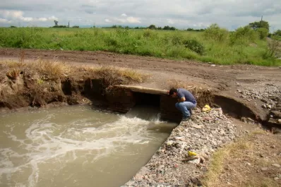 Desechos industriales en un arroyo que desemboca en la cuenca Salí-Dulce