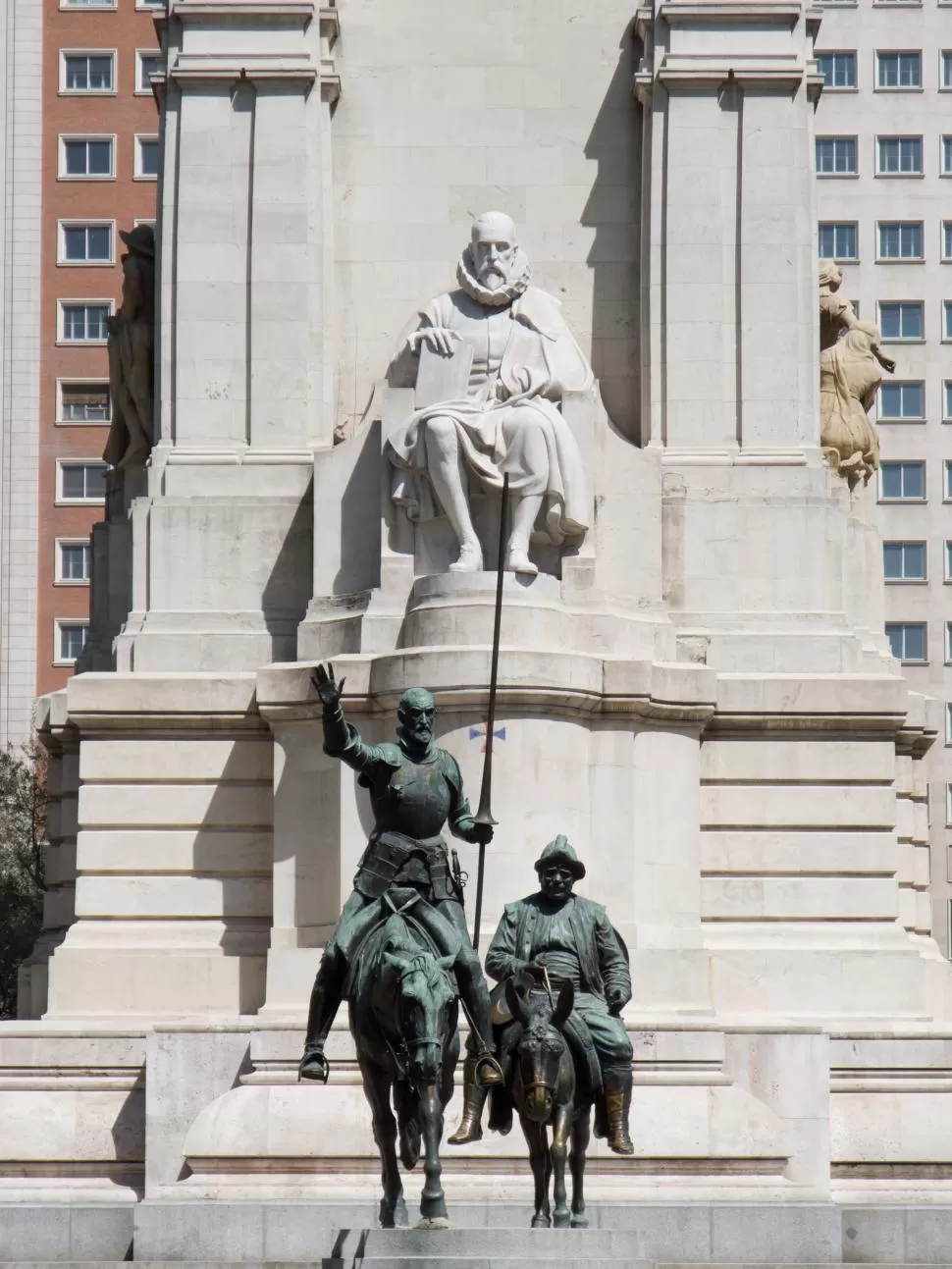 PADRE E HIJOS. En Madrid, homenaje a Cervantes, el Quijote y Sancho. commons.wikimedia.org