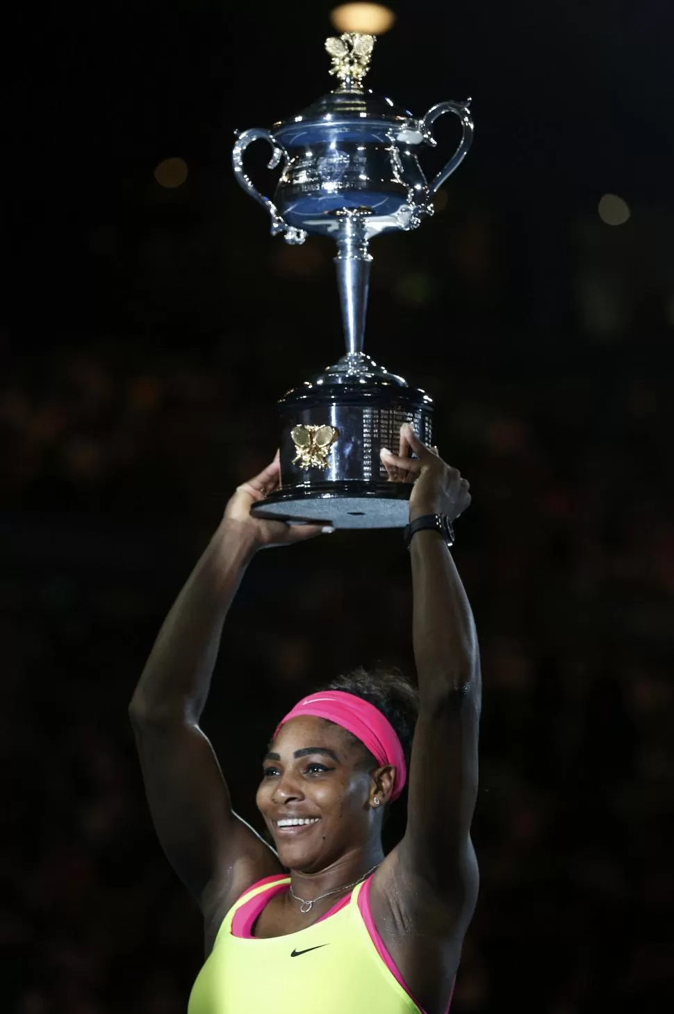 SABE LO QUE HACE. Serena levanta por sexta vez el trofeo con especial elegancia. reuters