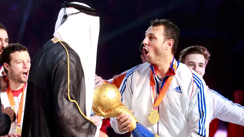 Emir de Qatar, Sheikh Tamim bin Hamad Al Thani, le entregó el trofeo al francés Jerome Fernandez. REUTERS