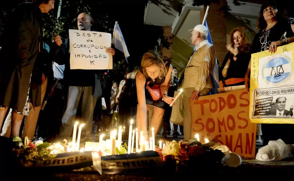 EL PUEBLO SE EXPRESÓ. La ciudadanía prende velas y “empuña” consignas en el velatorio del fiscal Alberto Nisman. dyn