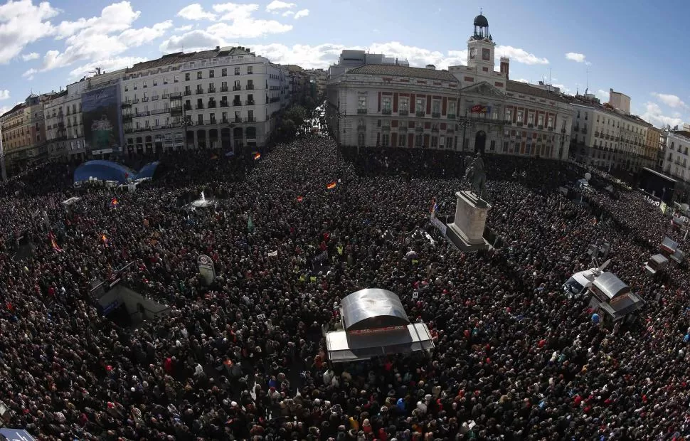 FUERZA. La agrupación Podemos envió una fuerte señal de poder de convocatoria en el centro de Madrid. REUTERS
