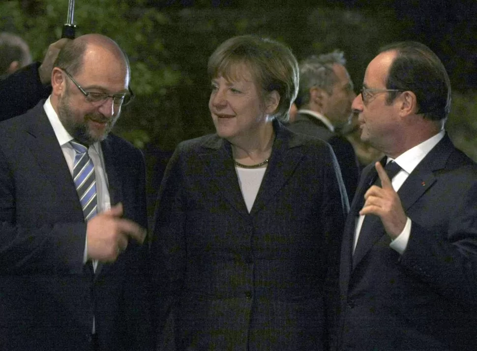 CENA INFORMAL. Martin Schulz, del Parlamento Europeo, Merkel y el presidente francés Francois Hollande, analizaron en Estrasburgo el caso griego. reuters