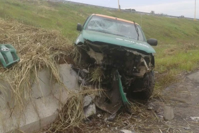 Casi una tragedia: se durmió al volante y chocó contra un puente
