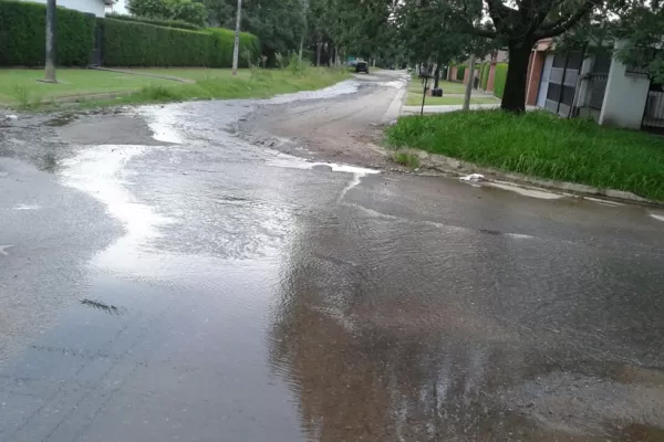 Un caño roto convirtió en río una calle del barrio Marti Coll