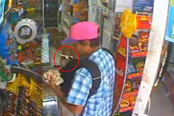 Video: simuló entrar a comprar, sacó un arma y robó un drugstore