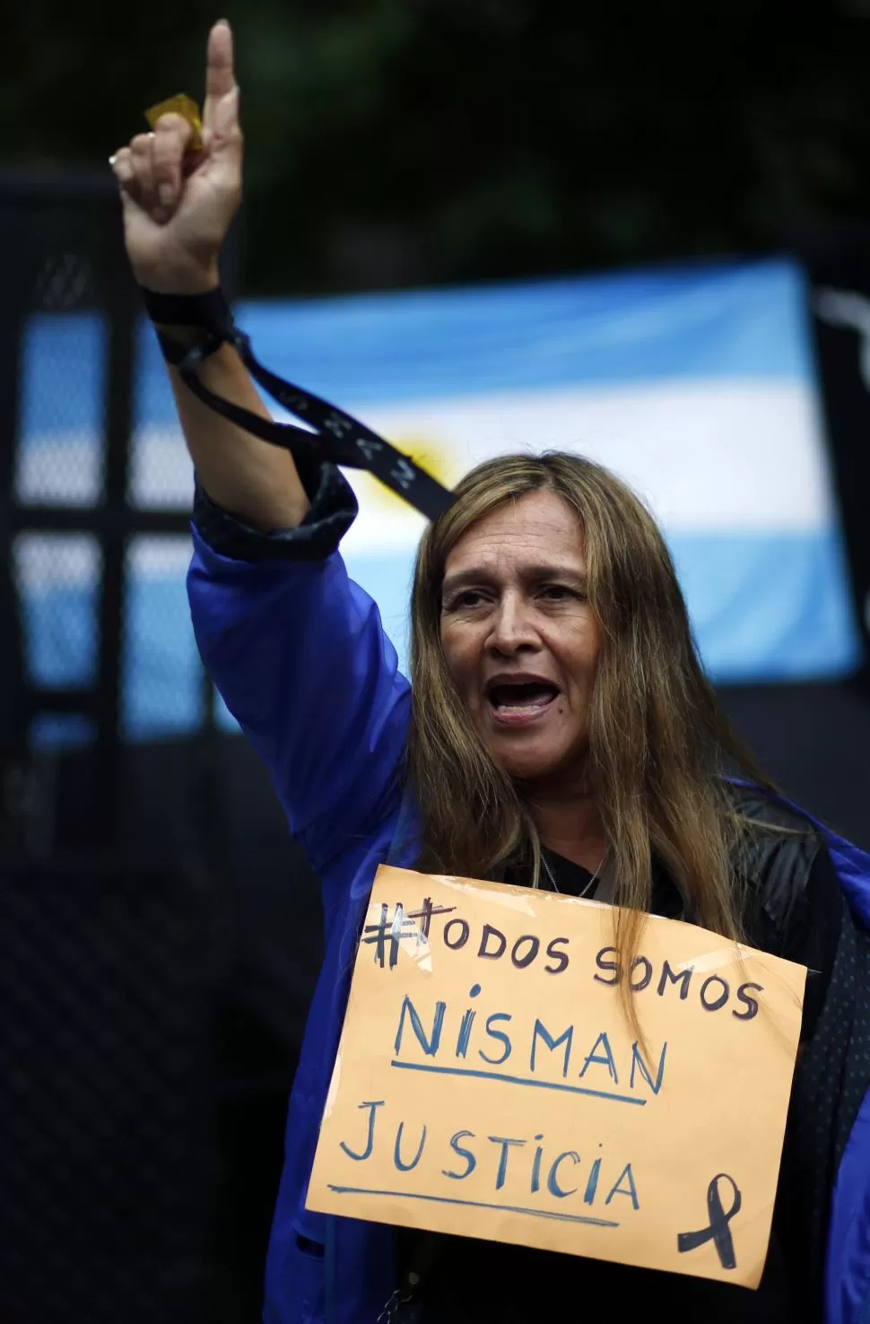 CARTEL. En una marcha, una mujer pide justicia para el fiscal Nisman. reuters 