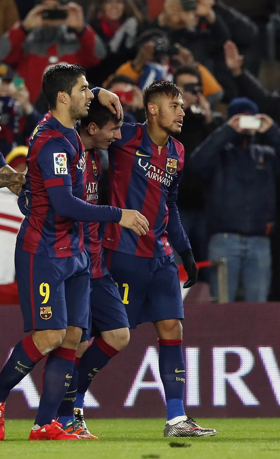 ATENDIERON SU JUEGO. Suárez y Neymar abrazan a Messi. Los tres cumplieron sus tareas, pese a la resistencia de Villareal. reuters
